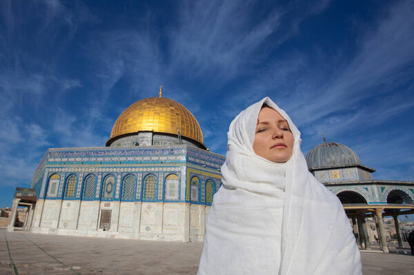 женщина, стоящая возле мечети Купол Скалы возле Иерусалима