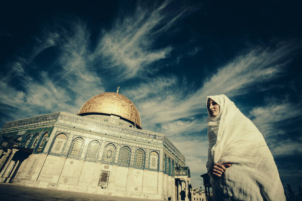 женщина, стоящая возле мечети Купол Скалы возле Иерусалима