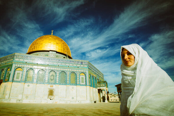 женщина, стоящая возле мечети Купол Скалы возле Иерусалима