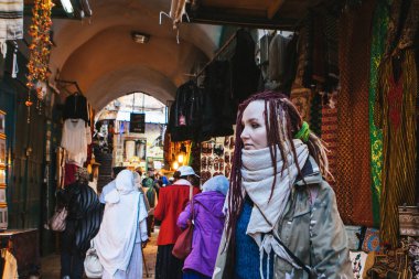 Kudüs 'ün eski şehir pazarındaki genç turist kadın, İsrail
