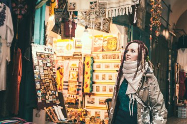 Kudüs 'ün eski şehir pazarındaki genç turist kadın, İsrail