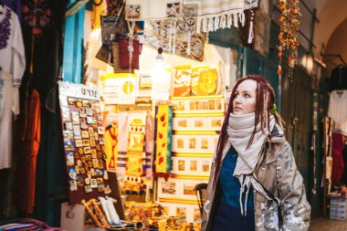 Kudüs 'ün eski şehir pazarındaki genç turist kadın, İsrail