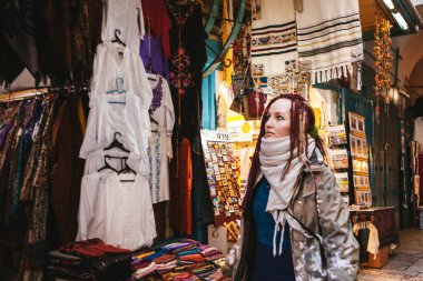 Kudüs 'ün eski şehir pazarındaki genç turist kadın, İsrail
