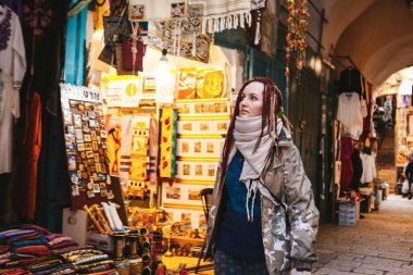Kudüs 'ün eski şehir pazarındaki genç turist kadın, İsrail