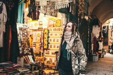Kudüs 'ün eski şehir pazarındaki genç turist kadın, İsrail