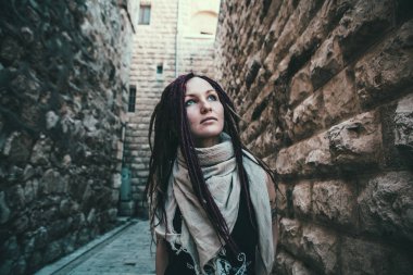 Eski Kudüs 'te pembe rastalı genç bir kadının portresi.