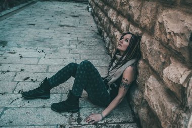 Eski Kudüs 'te pembe rastalı genç bir kadının portresi.