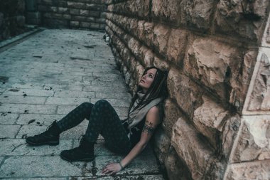 Eski Kudüs 'te pembe rastalı genç bir kadının portresi.