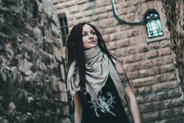 Eski Kudüs 'te pembe rastalı genç bir kadının portresi.