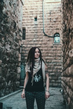 Eski Kudüs 'te pembe rastalı genç bir kadının portresi.