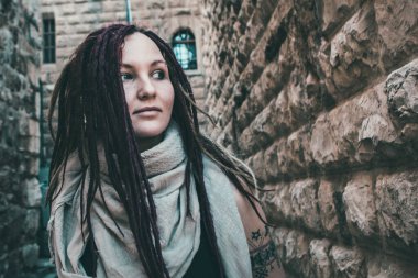 Eski Kudüs 'te pembe rastalı genç bir kadının portresi.