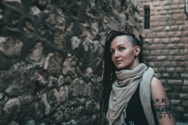 Eski Kudüs 'te pembe rastalı genç bir kadının portresi.