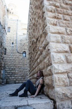 Eski Kudüs 'te pembe rastalı genç bir kadının portresi.