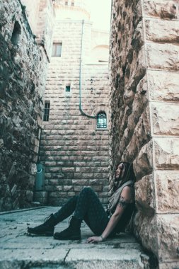 Eski Kudüs 'te pembe rastalı genç bir kadının portresi.