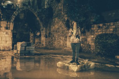 Kudüs 'ün eski kasabasında rastalı genç hippi kız