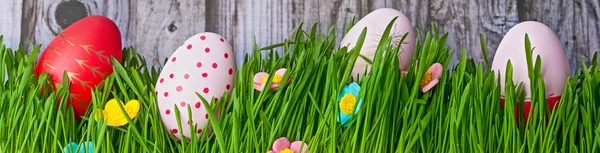 Luminose Uova Pasqua Erba Fresca Sfondo Legno — Foto Stock