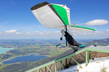 TEGELBERG, GERMANY - 16 MAYIS: Kral Ludwig Şampiyonası Ukrayna 'dan yarışmacı Oleg Matvieev, Almanya' nın Tegelberg kentinde 16 Mayıs 2012 tarihinde planörle planlama yarışmalarına katıldı.