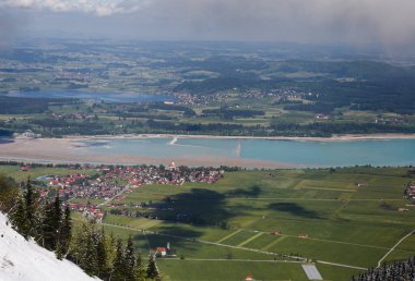 Almanya 'nın Bavyera şehrinde göllü Alp dağları 