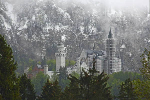 Neuschwanstein Κάστρο Στο Χιόνι Και Ομίχλη — Φωτογραφία Αρχείου