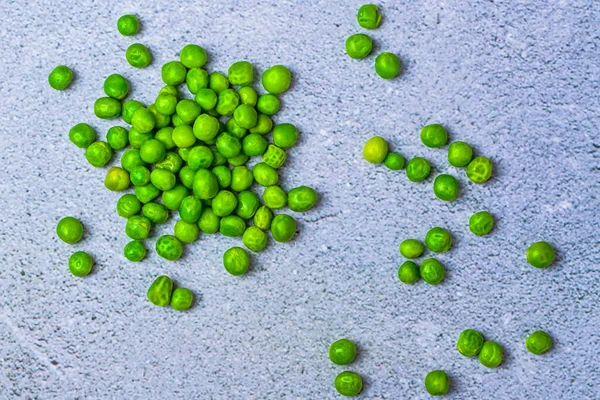 Pois Verts Frais Sur Fond Table Béton Bleu — Photo