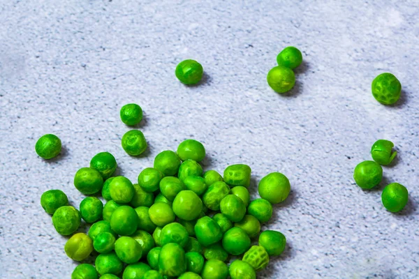 Guisantes Verdes Frescos Sobre Fondo Mesa Hormigón Azul —  Fotos de Stock