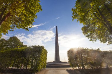 Kiev, Ukrayna - 6 Mayıs 2021: Kiev, Ukrayna 'da Sonsuz Zafer parkında Anıt Obelisk