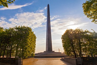 Kiev, Ukrayna - 6 Mayıs 2021: Kiev, Ukrayna 'da Sonsuz Zafer parkında Anıt Obelisk