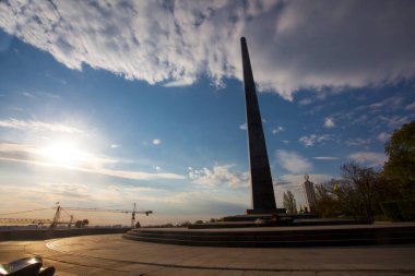 Kiev, Ukrayna - 6 Mayıs 2021: Kiev, Ukrayna 'da Sonsuz Zafer parkında Anıt Obelisk