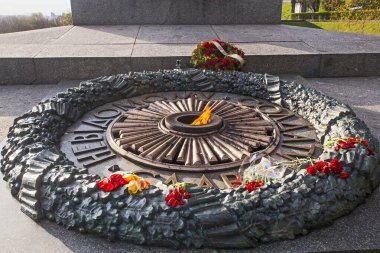 Kiev, Ukrayna - 8 Mayıs 2021 Çiçekler Bilinmeyen Asker 'in Mezarı' ndaki Ebedi Zafer anıtında. Meçhul Asker 'e Yazıt