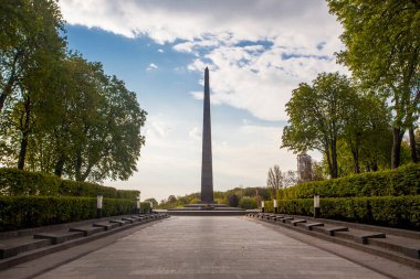 Kiev, Ukrayna - 6 Mayıs 2021: Kiev, Ukrayna 'da Sonsuz Zafer parkında Anıt Obelisk