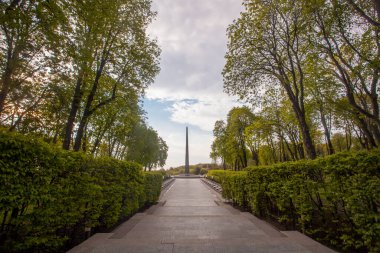 Kiev, Ukrayna - 6 Mayıs 2021: Kiev, Ukrayna 'da Sonsuz Zafer parkında Anıt Obelisk