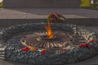 Kiev, Ukrayna - 8 Mayıs 2021 Çiçekler Bilinmeyen Asker 'in Mezarı' ndaki Ebedi Zafer anıtında. Meçhul Asker 'e Yazıt