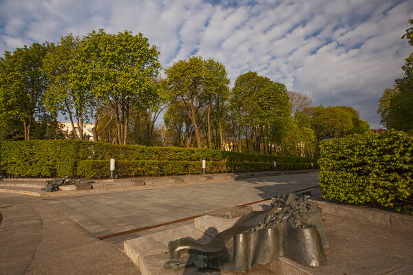 Киев, Украина - 6 мая 2021 года: Мемориальный обелиск в парке вечной славы в Киеве, Украина