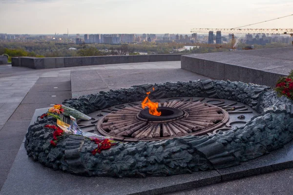 Kiev Ukraine May 2021 Flowers Monument Eternal Glory Tomb Unknown — Stock Photo, Image