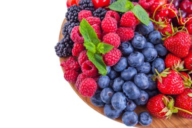 Yuvarlak tabakta taze meyve çeşitleri