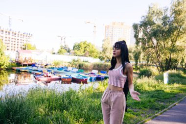 Güneşin doğuşunda gölün yanında güzel genç bir kadın