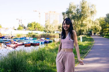 Güneşin doğuşunda gölün yanında güzel genç bir kadın