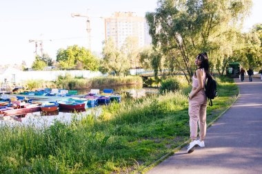 Güneşin doğuşunda gölün yanında güzel genç bir kadın