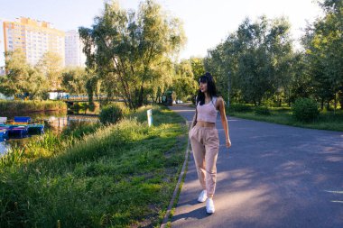 Güneşin doğuşunda gölün yanında güzel genç bir kadın