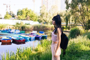 Güneşin doğuşunda gölün yanında güzel genç bir kadın