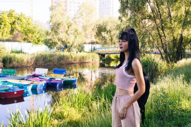 Güneşin doğuşunda gölün yanında güzel genç bir kadın