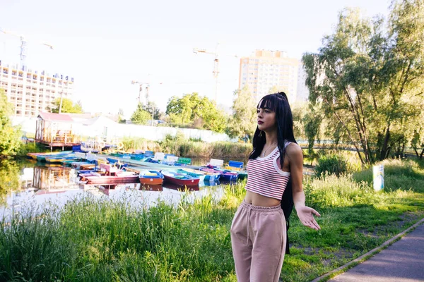 Güneşin doğuşunda gölün yanında güzel genç bir kadın