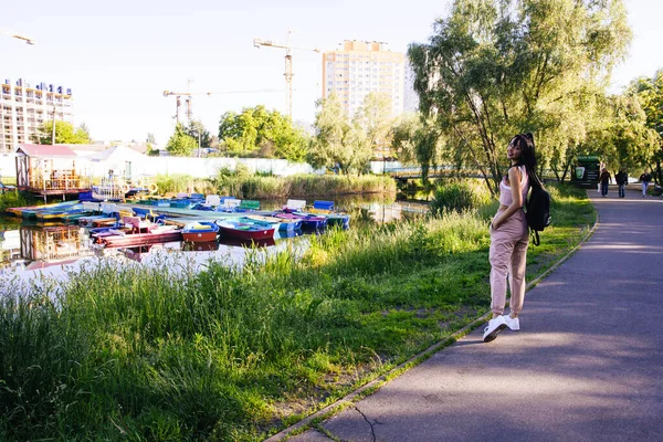 Frumoasă Femeie Tânără Lângă Lac Timpul Răsăritului — Fotografie, imagine de stoc