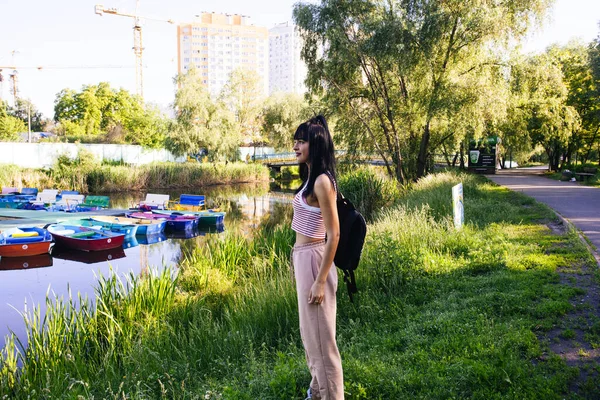 Frumoasă Femeie Tânără Lângă Lac Timpul Răsăritului — Fotografie, imagine de stoc