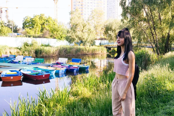 Güneşin doğuşunda gölün yanında güzel genç bir kadın