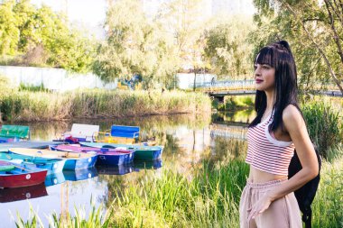 Güneşin doğuşunda gölün yanında güzel genç bir kadın