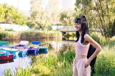 Güneşin doğuşunda gölün yanında güzel genç bir kadın