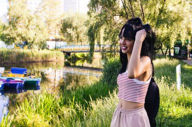 Güneşin doğuşunda gölün yanında güzel genç bir kadın