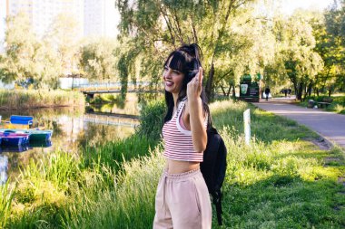 Güneşin doğuşunda gölün yanında güzel genç bir kadın