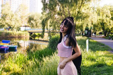 Güneşin doğuşunda gölün yanında güzel genç bir kadın